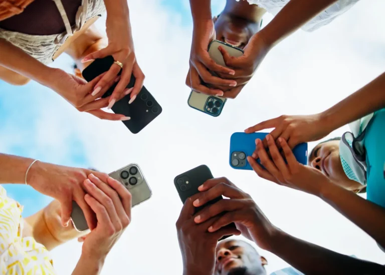 People using smartpohones